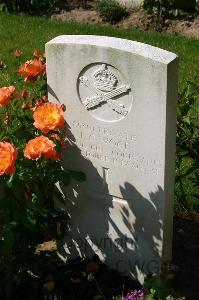 Dozinghem Military Cemetery - Wood, J C